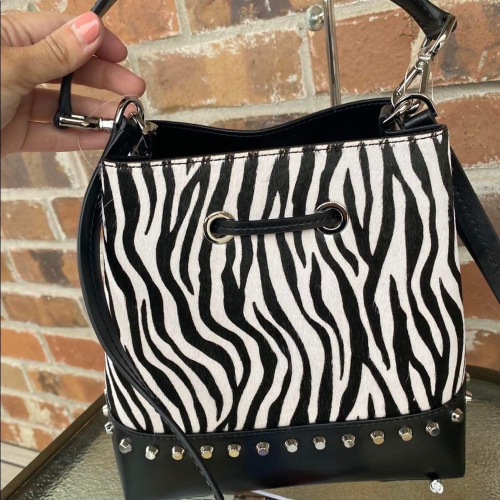 NWT Michael Kors Mercer Gallery Convertible Bucket Shoulder Zebra Stripe Bag - Picture 4 of 8